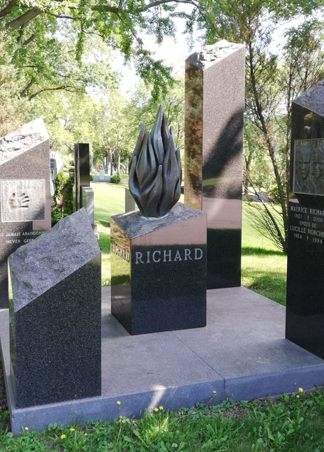Un monumento con cuatro bloques que parecen granito. En el centro, otro bloque con una llama en el centro en la que pone RICHARD.