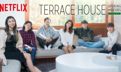 La portada de Terrace House: Opening New Doors. Tres hombres y tres mujeres japoneses sentados en un sofá.