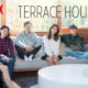 La portada de Terrace House: Opening New Doors. Tres hombres y tres mujeres japoneses sentados en un sofá.