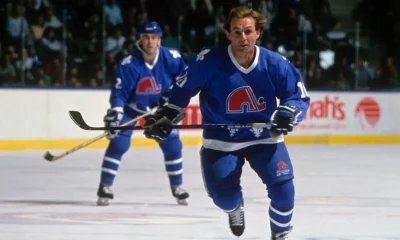 Jugadores de los Québec Nordiques patinan durante la temporada 1989 de la NHL.