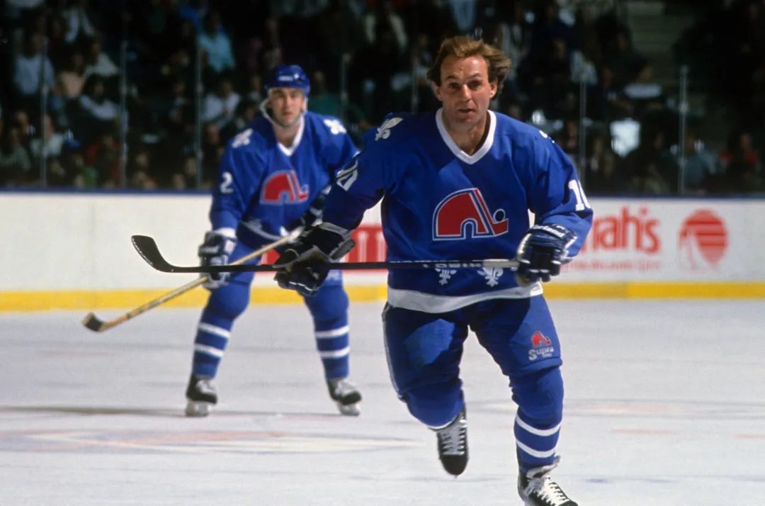 Jugadores de los Québec Nordiques patinan durante la temporada 1989 de la NHL.