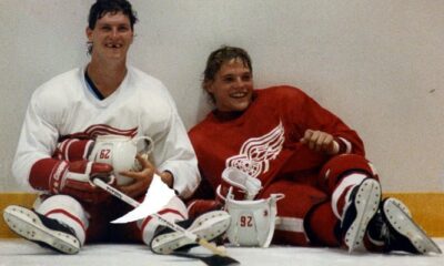 Bob Probert y Joey Kocur sentados en el hielo con uniforme de los Detroit Red Wings, conocidos como los Bruise Brothers en la NHL.