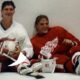 Bob Probert y Joey Kocur sentados en el hielo con uniforme de los Detroit Red Wings, conocidos como los Bruise Brothers en la NHL.