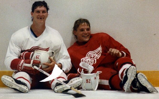 Bob Probert y Joey Kocur sentados en el hielo con uniforme de los Detroit Red Wings, conocidos como los Bruise Brothers en la NHL.